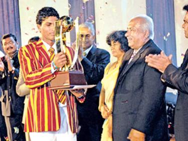 Dinesh Chandimal with his award