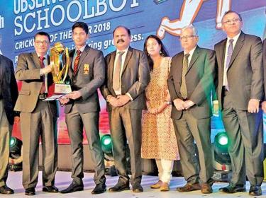 Flashback: Last year’s winner Hasitha Boyagoda of Trinity College receiving the Observer-Mobitel Schoolboy Cricketer of the Year trophy from chief guest and winner of the inaugural event 40 years ago, Ranjan Madugalle, in the presence of SLSCA and Lake House officials including Sunday Observer editor Dharisha Bastians